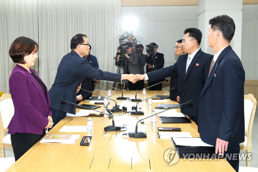 山林協力分科会議に出席した韓国（左側）と北朝鮮の代表団（写真共同取材団）＝２２日、開城（聯合ニュース）