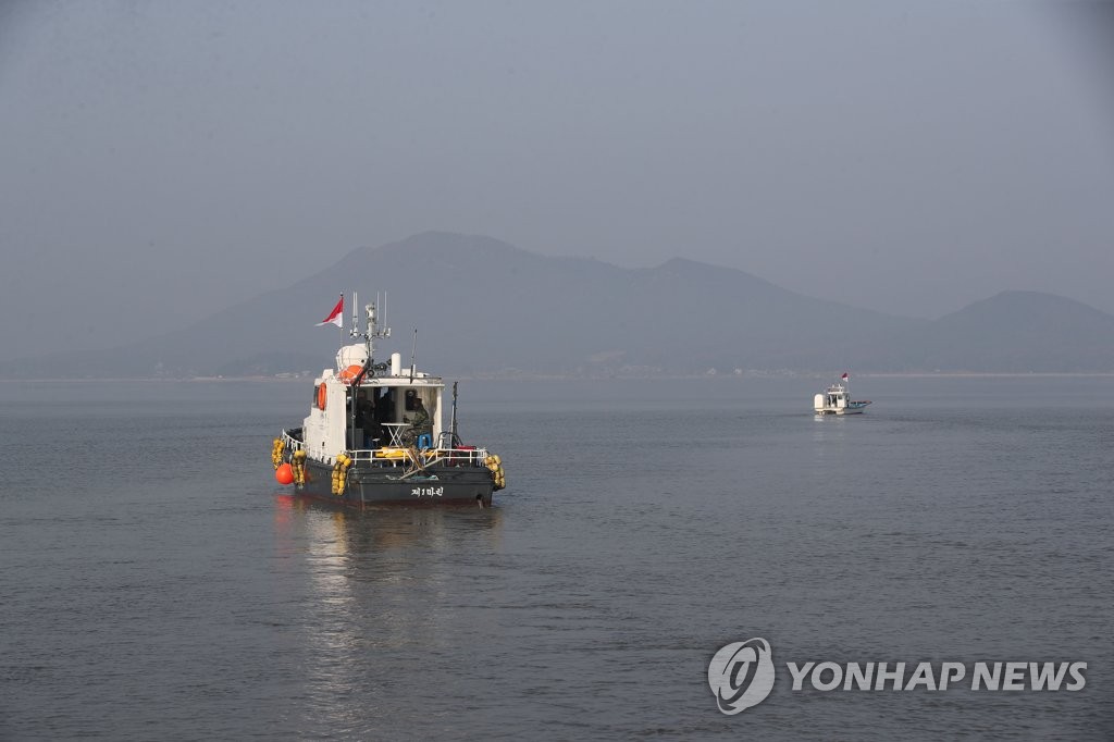 A South Korean vessel heads out from a dock in Gangwha County of Incheon, west of Seoul, on Nov. 5, 2018, to begin an inter-Korean joint waterway survey. The survey was meant to give both South and North Korea a safety guarantee so that the two sides can use estuaries of the Han and Imjin Rivers along the western border for tourism, ecological protection and other peaceful purposes. (pool photo) (Yonhap)