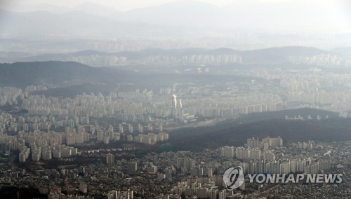 "더 춥기 전에" 나들이 인파…미세먼지 '보통'에도 마스크 행렬