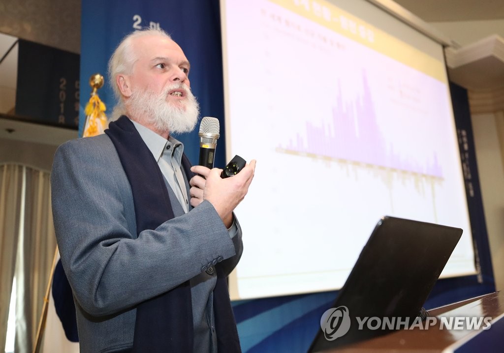 Mycle Schneider, the lead author and publisher of the World Nuclear Industry Status Report, briefs on the global nuclear industry during a press briefing held in Seoul on Dec. 6, 2018. (Yonhap)