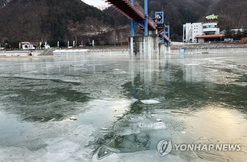 화천산천어축제장 동장군 위력에 '꽁꽁'…안전 확보 '청신호'