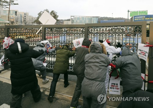 경찰 "식약처 정문 파손은 집시법 위반…처벌 방침"