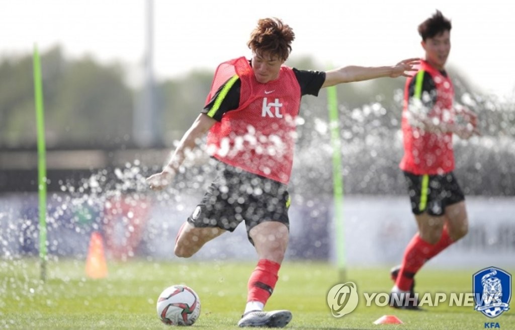 In this photo provided by the Korea Football Association (KFA), South Korea national football team striker Hwang Ui-jo practices with the ball at Sheikh Zayed Stadium in Abu Dhabi, UAE, on Dec. 25, 2018. (Yonhap)