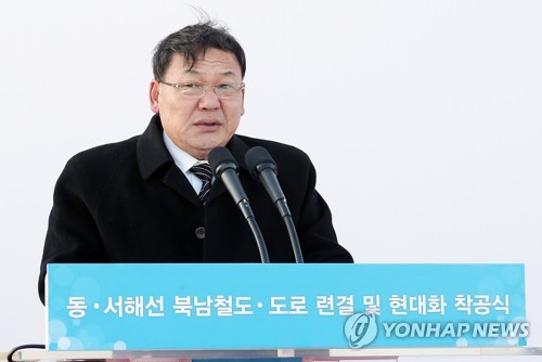 착공사 하는 북한 김윤혁 철도성 부상