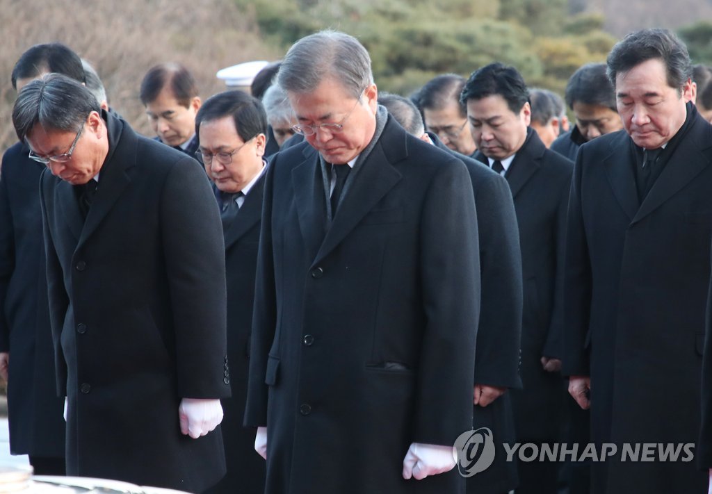 President Moon Jae-in (2nd from L) pays his respects to fallen heroes and war veterans during his visit to the Seoul National Cemetery in Seoul on Jan. 2, 2019. (Yonhap)
