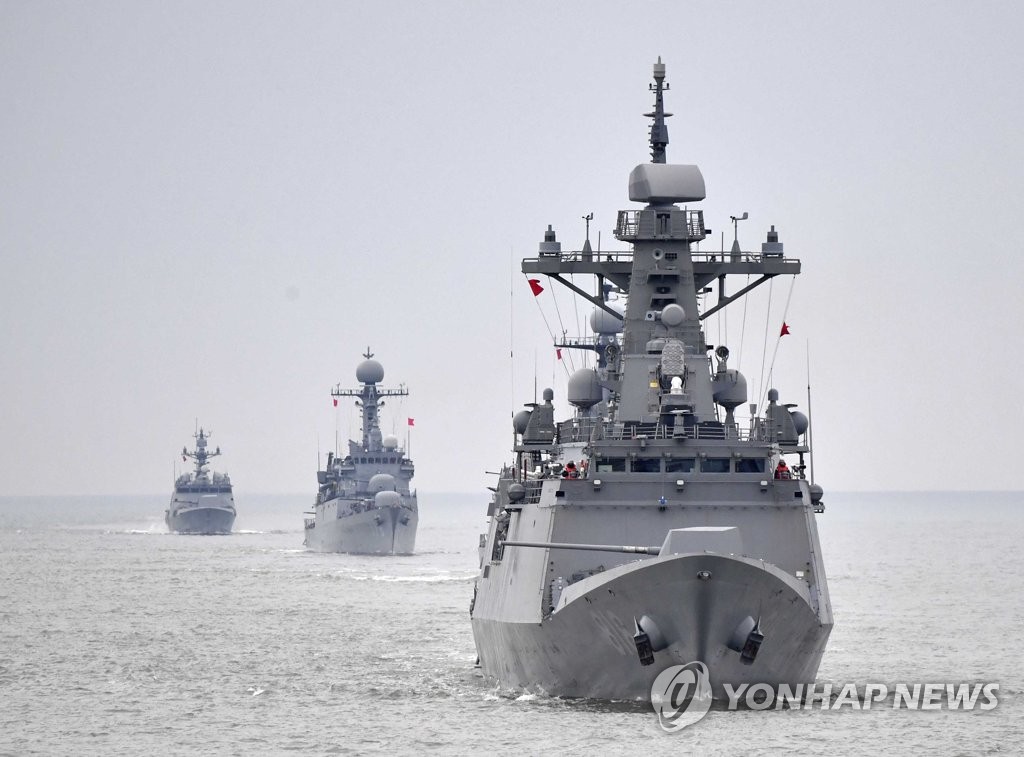 La foto de archivo, proporcionada por la Armada surcoreana, muestra algunos de sus buques de guerra, incluida la fragata Chungbuk, navegando, el 4 de enero de 2019, en aguas al oeste de Corea del Sur. (Prohibida su reventa y archivo)