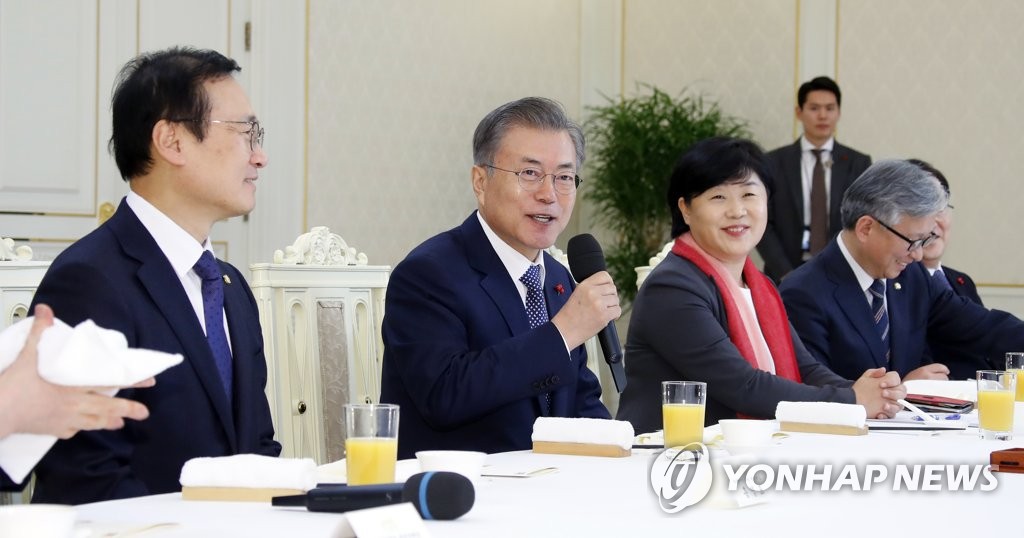 문 대통령, 여당 원내대표단과 오찬