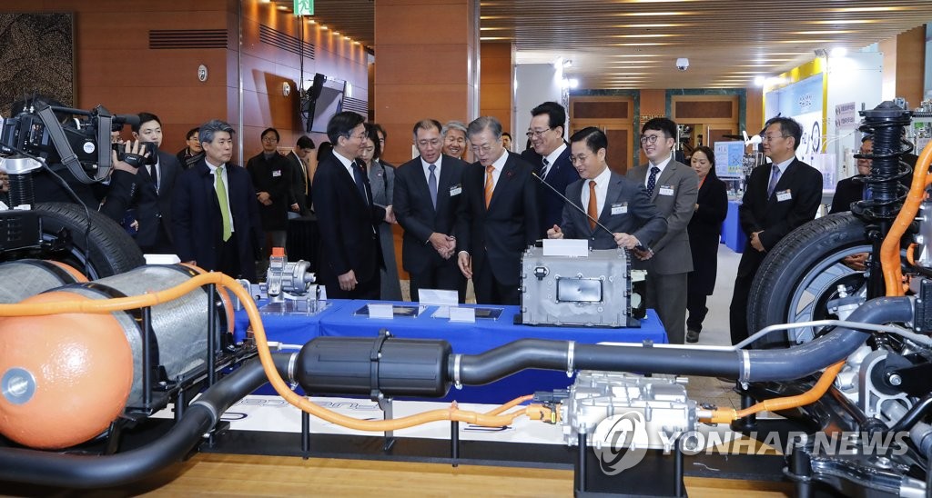 수소 연료전지차 '넥소'의 심장 살펴보는 문 대통령