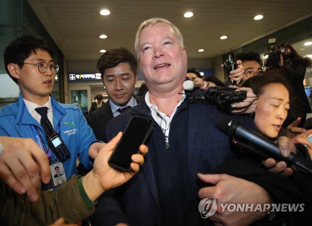 This photo shows U.S. Special Representative for North Korea Stephen Biegun surrounded by reporters upon arriving at Seoul's Incheon International Airport on Feb. 3, 2019. (Yonhap)