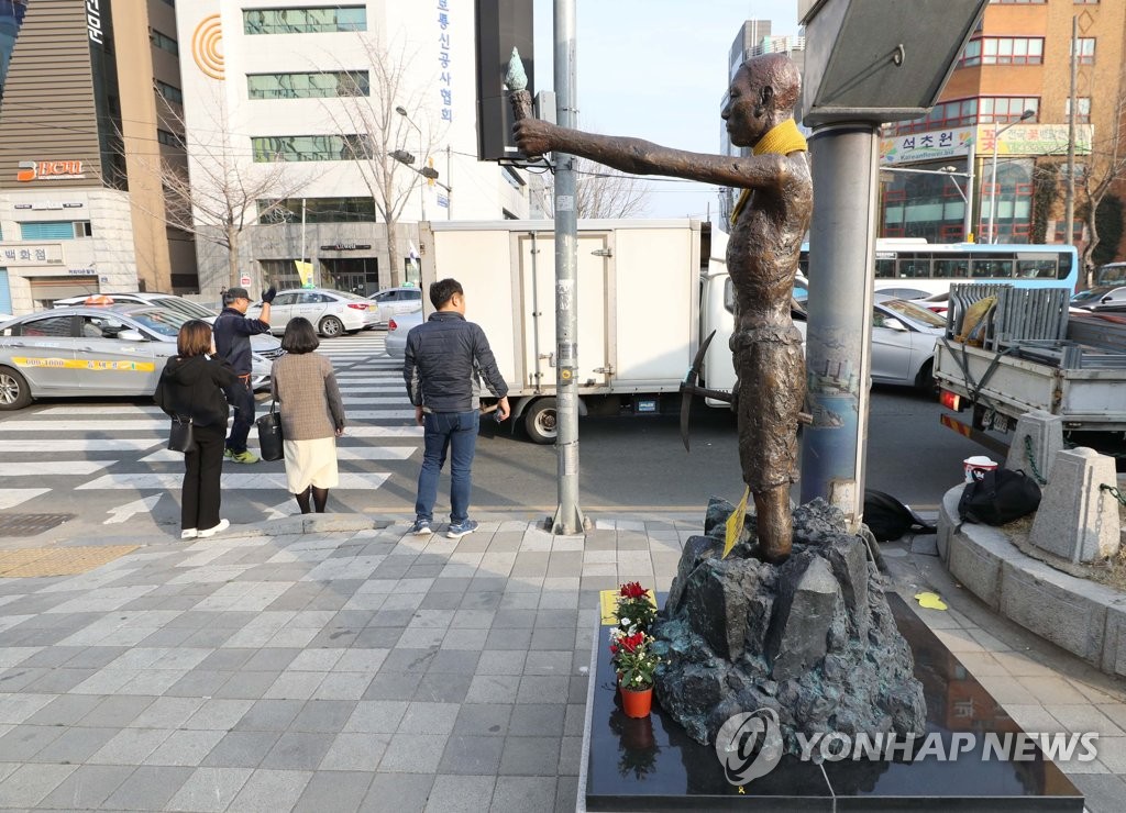 釜山「労働者像」　日本総領事館近くの公園に移転へ