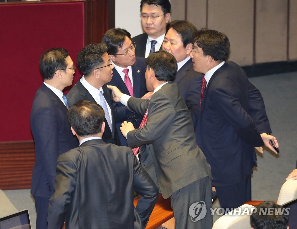 험악한 분위기의 민주당·한국당 의원들