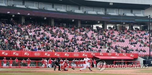 '반갑다 프로야구'…시범경기 첫날 관중 9천933명 입장