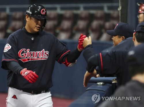 '연봉 1위' 롯데 이대호, 선수협 회장으로…압도적인 지지