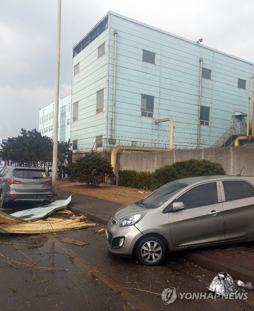 전국에 강풍·낙뢰…제철소 지붕 날아가고 해상케이블카 멈춰