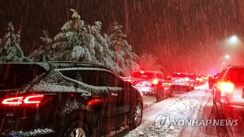 강원 고속도로 눈길 사고 속출…폭설에 갇힌 차량 '주차장 방불'