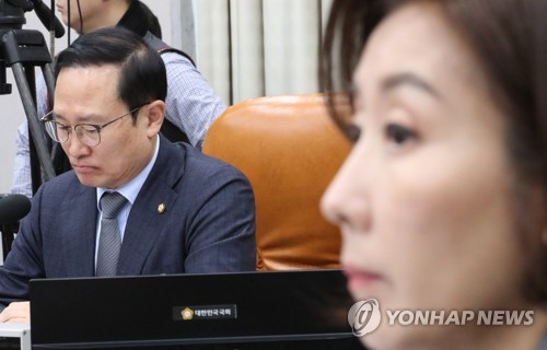 운영위 난타전…민주 '김학의 사건' 한국 '인사참사' 공세