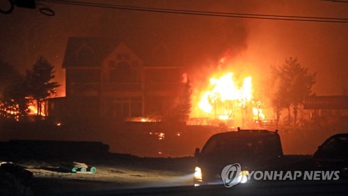 (2e LD) Incendies dans le Gangwon : l'état de «catastrophe nationale» décrété