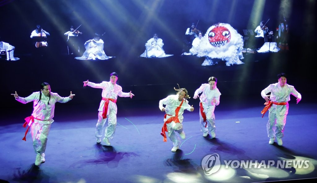 Dancers give a fusion performance with the help of the 5G network during an event at Olypmic Park in Seoul on April 8, 2019. (Yonhap)