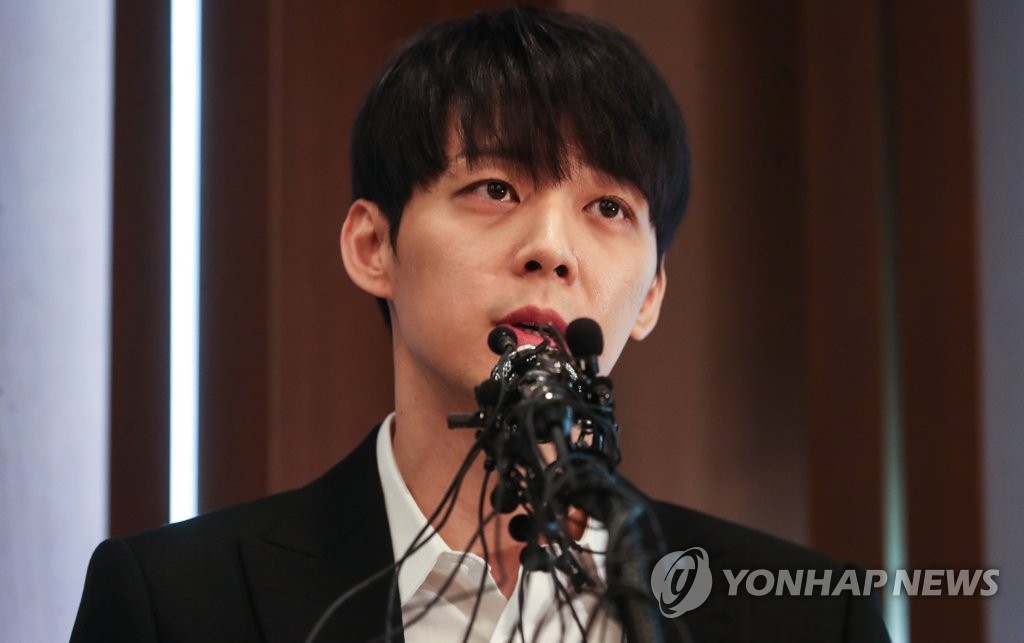 입장 밝히는 박유천