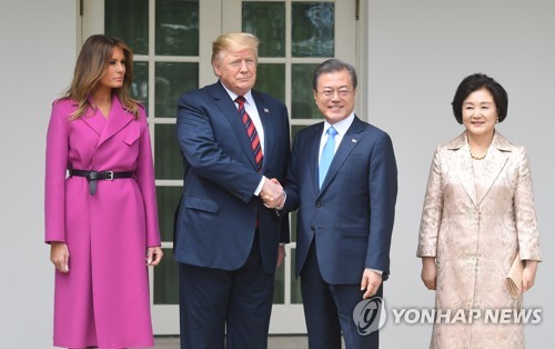 文大統領「対話維持を」　トランプ氏「金正恩氏と良い関係維持」