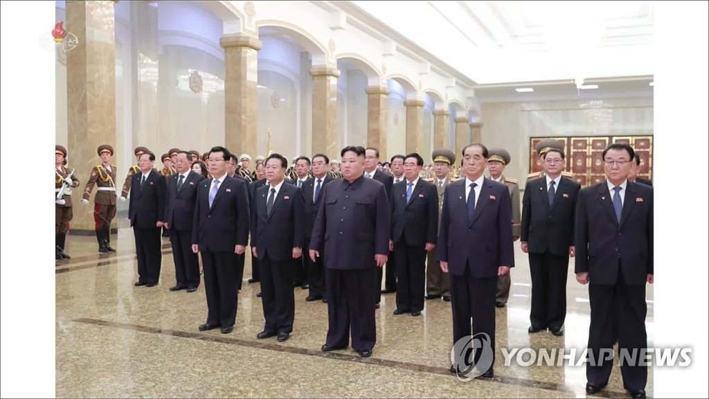 北朝鮮の朝鮮中央テレビは１５日、金委員長（中央）が錦繍山太陽宮殿を参拝したと報じた＝（聯合ニュース）