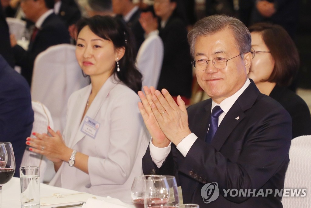 Moon meets Koreans in Kazakhstan | Yonhap News Agency