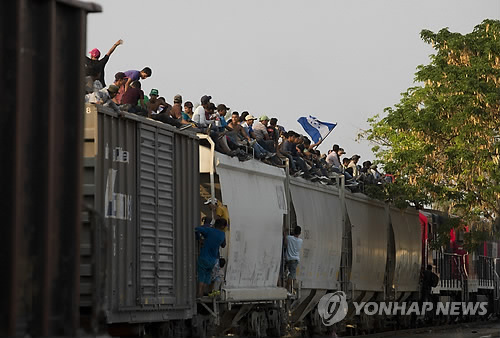 화물열차 지붕 타고 美국경으로 향하는 중미 이민자들