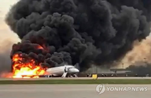 78명 탄 러시아機 '낙뢰' 맞고 비상착륙중 불…사망 41명(종합2보)