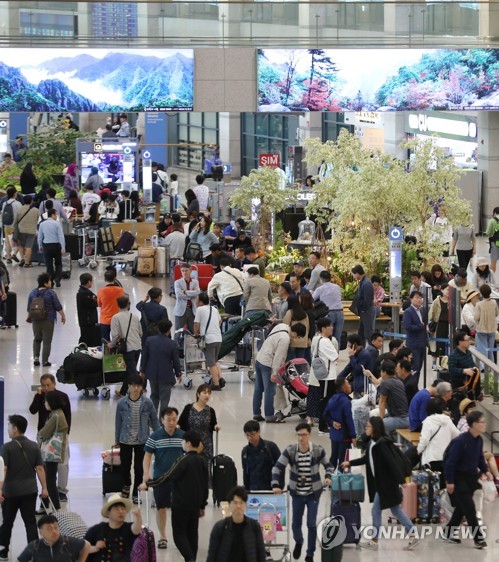 Airport crowded on last day of holiday