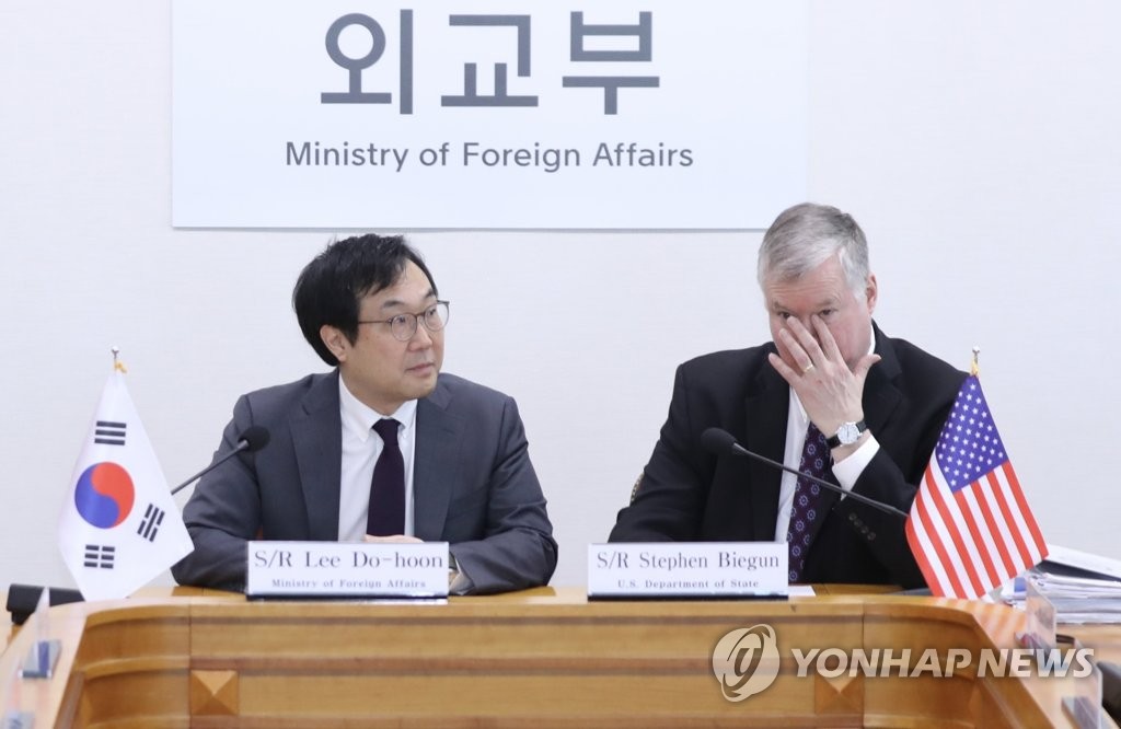 South Korea's top nuclear envoy, Lee Do-hoon (L), and his U.S. counterpart, Stephen Biegun, preside over the allies' "working group" meeting at the government complex in Seoul on May 10, 2019. (Pool photo) (Yonhap)