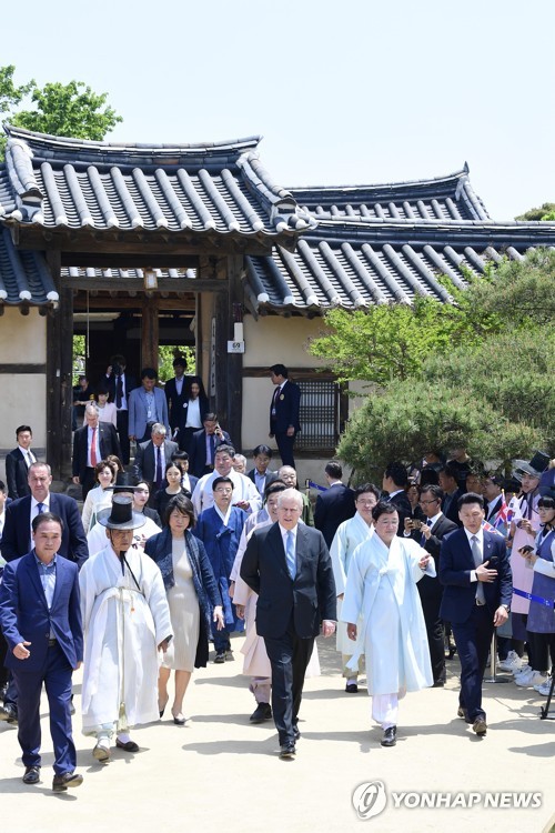 Prince Andrew visits Hahoe Village