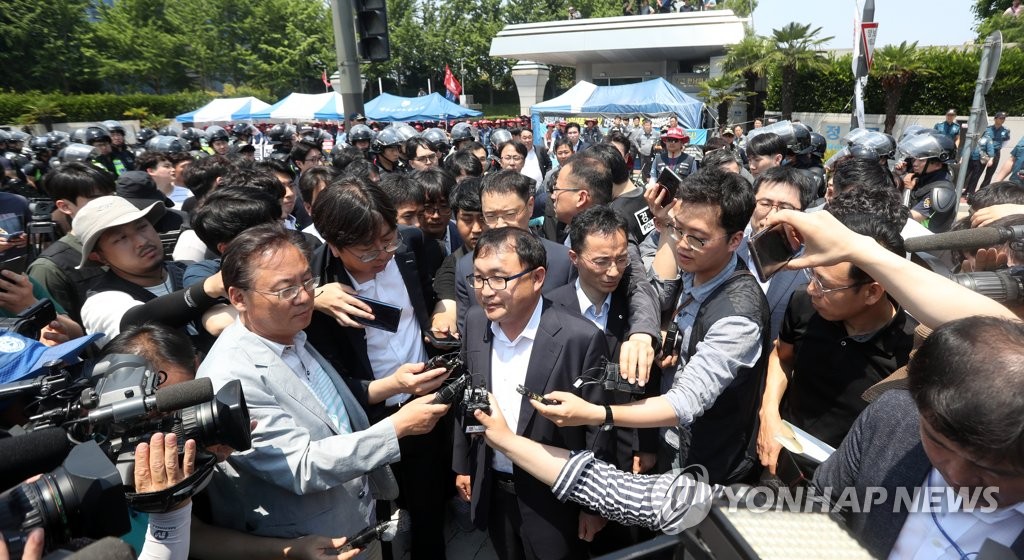 An inspection team from Hyundai Heavy Industries Co. leaves Daewoo Shipbuilding & Marine Engineering Co.'s Okpo shipyard in Geoje, 350 kilometers south of Seoul, following strong opposition from Daewoo Shipbuilding's labor union on June 3, 2019. (Yonhap)