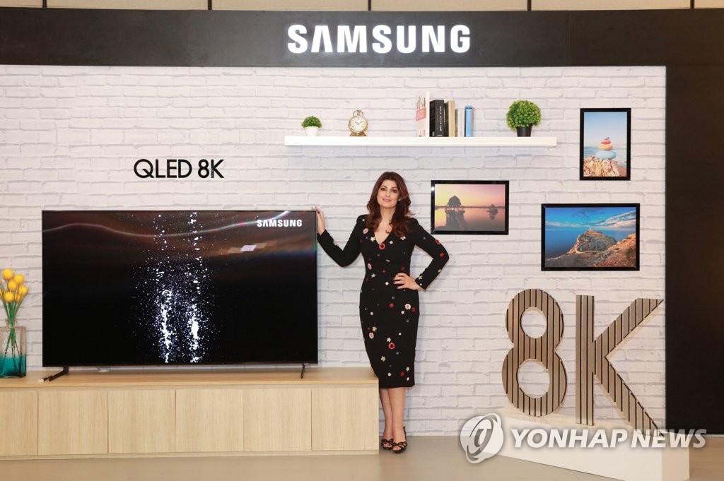 A model poses with Samsung Electronics Co.'s QLED 8K TV in this photo provided by the company on June 5, 2019. (PHOTO NOT FOR SALE) (Yonhap)