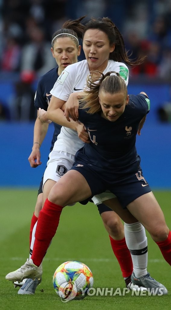 Jang Sel-gi of South Korea (C) is blocked off by Marion Torrent of France in their Group A match at the FIFA Women's World Cup at Parc des Princes in Paris on June 7, 2019. (Yonhap)