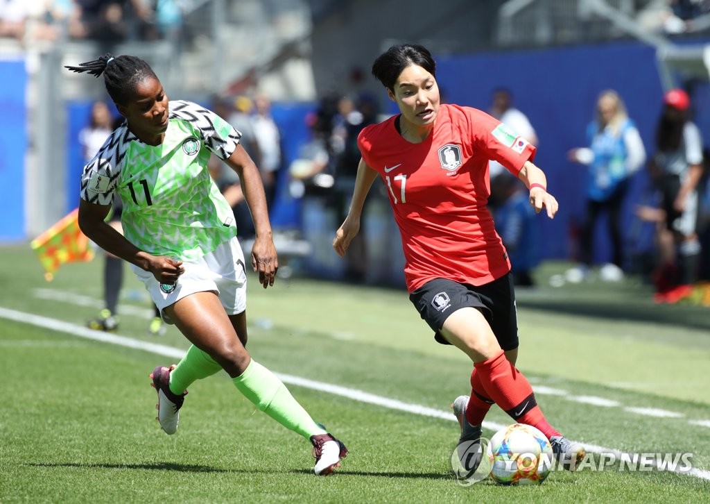 Lee Geum-min of South Korea (R) dribbles past Chinaza Uchendu of Nigeria in their Group A match at the FIFA Women's World Cup at Stade des Alpes in Grenoble, France, on June 12, 2019. (Yonhap)