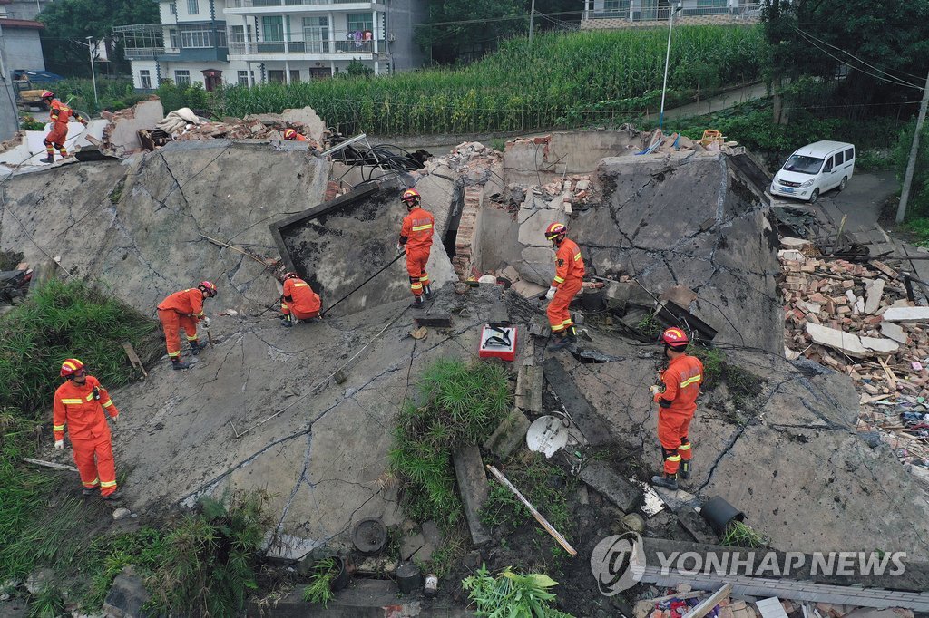 지난 18일 쓰촨성 이빈시에서 구조대원들이 매몰자 수색 작업을 하고 있다. [신화=연합뉴스 자료사진]