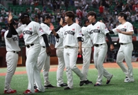 (News Focus) Defending champs in S. Korean baseball threaten to run away with pennant