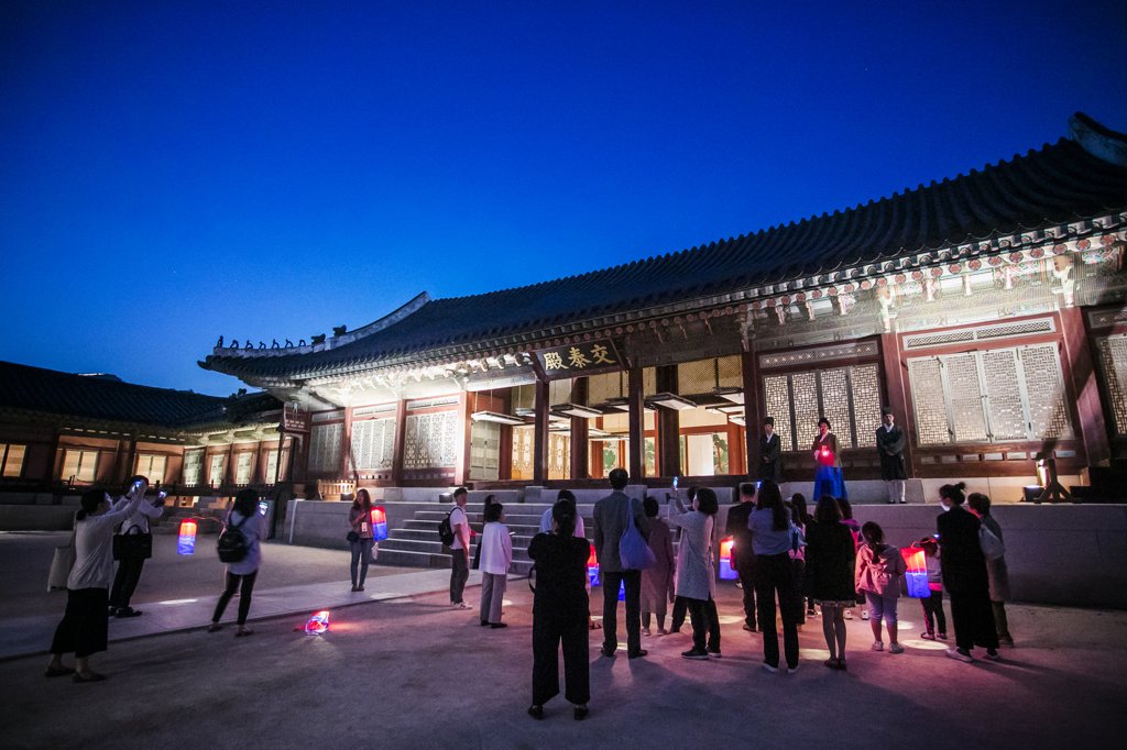 This photo provided by the Cultural Heritage Administration shows people enjoying a nighttime tour program at Gyeongbok Palace. (PHOTO NOT FOR SALE) (Yonhap)
