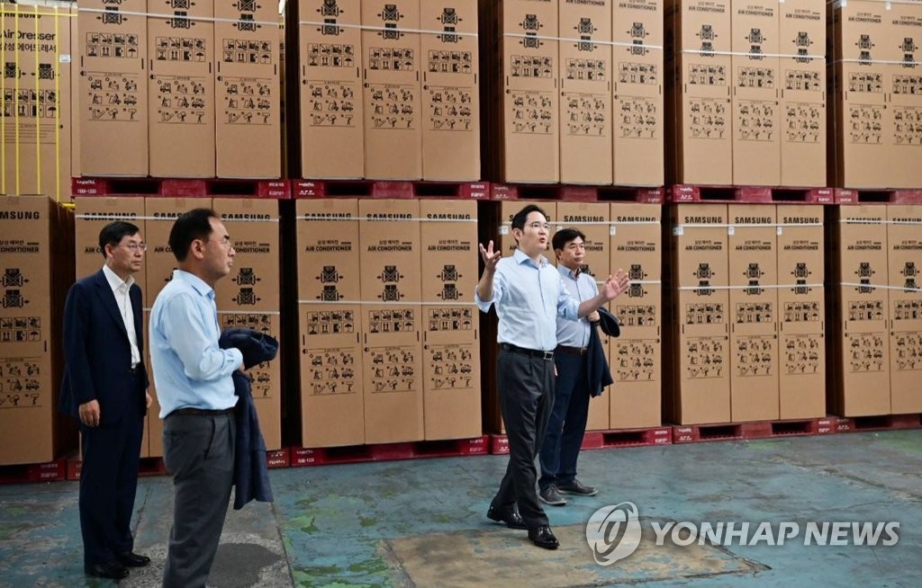 Samsung vice chairman visits home appliance factory