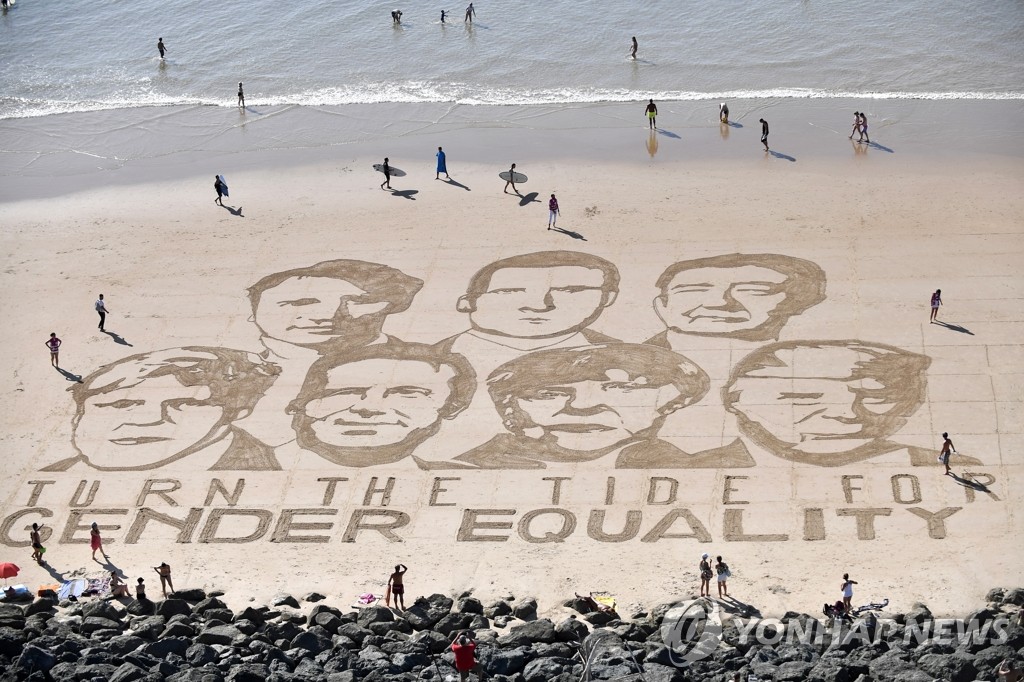 지난해 프랑스 비아리츠 해변의 'G7 정상 초상화' [EPA=연합뉴스 자료사진]