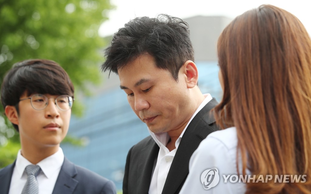 8月29日上午，在首尔地方警察厅，YG娱乐前代表梁铉锡（中）以嫌疑人身份到案。 韩联社