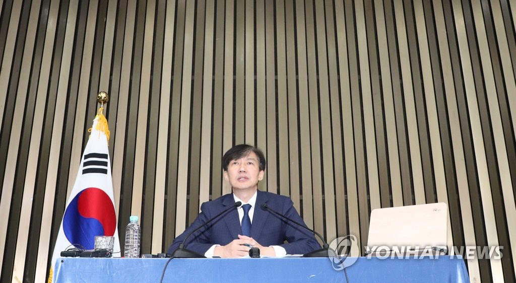 답변하는 조국