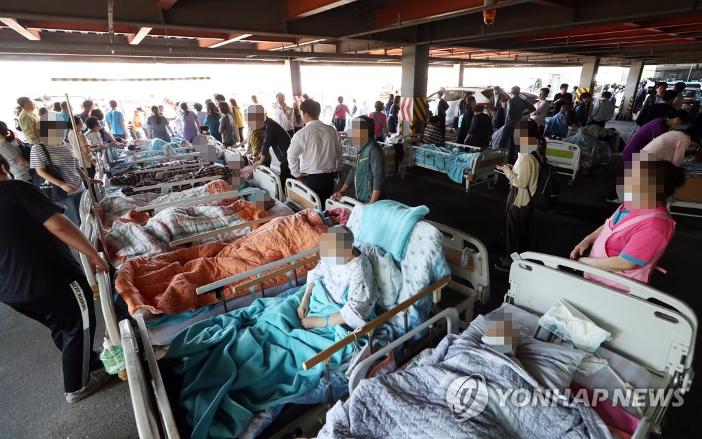 주차장 건물로 대피한 김포요양병원 환자들