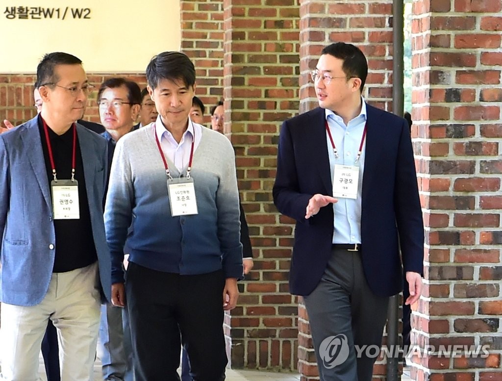LG Group Chairman Koo Kwang-mo (R) attends an LG CEO workshop held at the LG academy in Icheon, southeast of Seoul, on Sept. 24, 2019, in this photo provided by the company. (PHOTO NOT FOR SALE) (Yonhap)