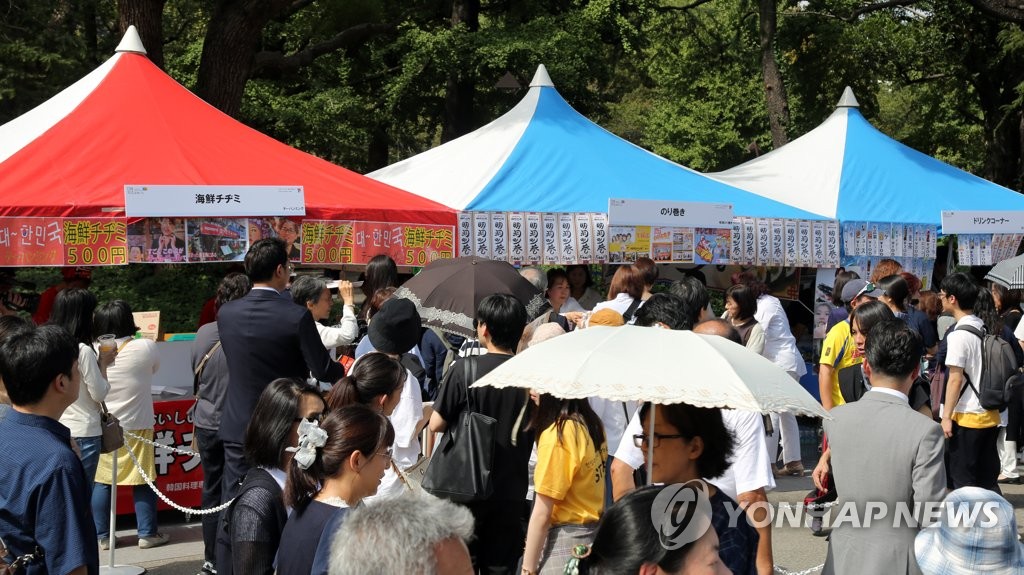 日韓交流おまつりの会場に並ぶ韓国料理の販売ブース=２８日、東京（聯合ニュース）