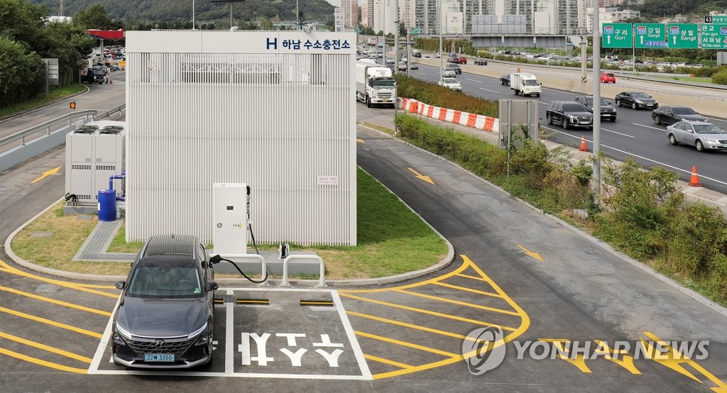 This photo taken on Sept. 30, 2019 and provided by Hyundai Motor shows the carmaker's hydrogen charging station which opened at an expressway rest stop of the Jungbu Highway on Sept. 29. 