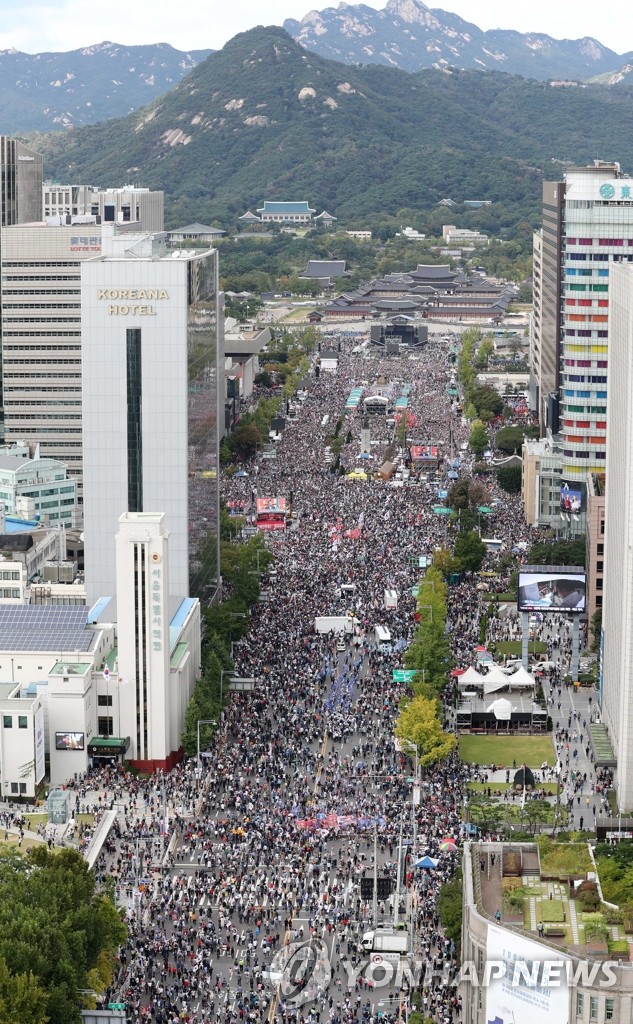 Hundreds of thousands of South Koreans hold a rally in downtown Seoul calling for the ouster of Justice Minister Cho Kuk on Oct. 3, 2019. (Yonhap)