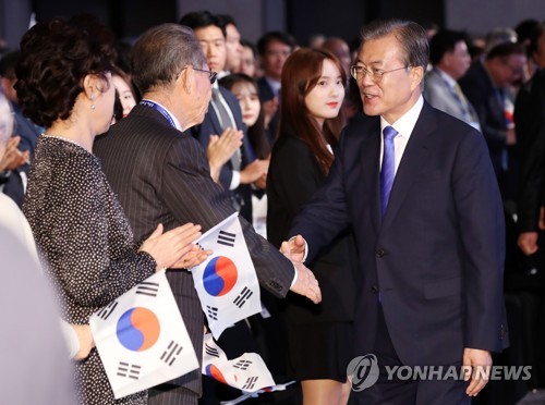 文 "동포 경제인에 많은 기회 주어지게 평화경제에 노력"