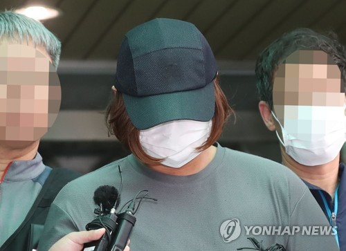 '5살 의붓아들 살해' 계부 법정서 재판장 훈계에 눈물