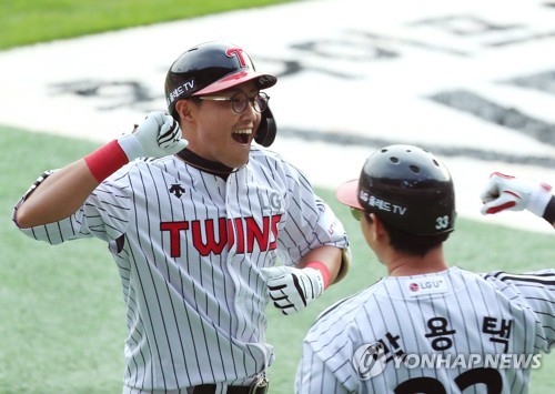 LEAD) Heroes rally to eliminate Twins in KBO postseason